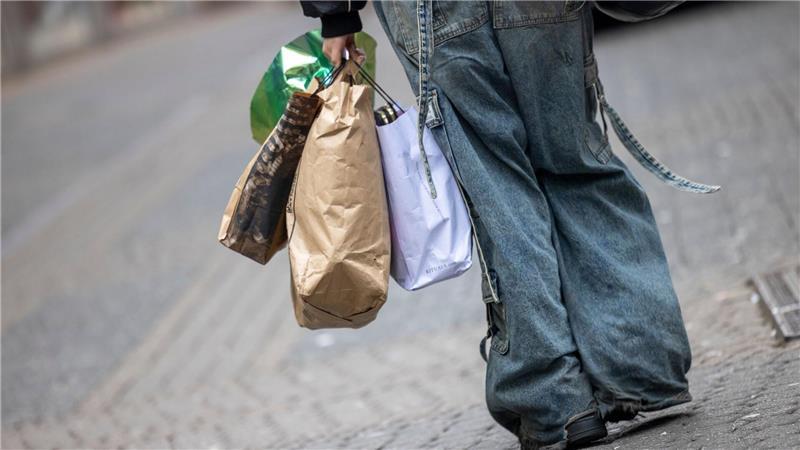 Viele Verbraucher legen ihr Geld lieber auf die hohe Kante.