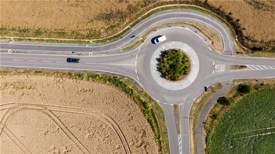 Viele Verkehrsteilnehmer blinken im Kreisverkehr falsch: Beim Einfahren bleibt der Blinker aus, beim Verlassen ist er unerlässlich, um die Sicherheit und den Verkehrsfluss zu gewährleisten.
