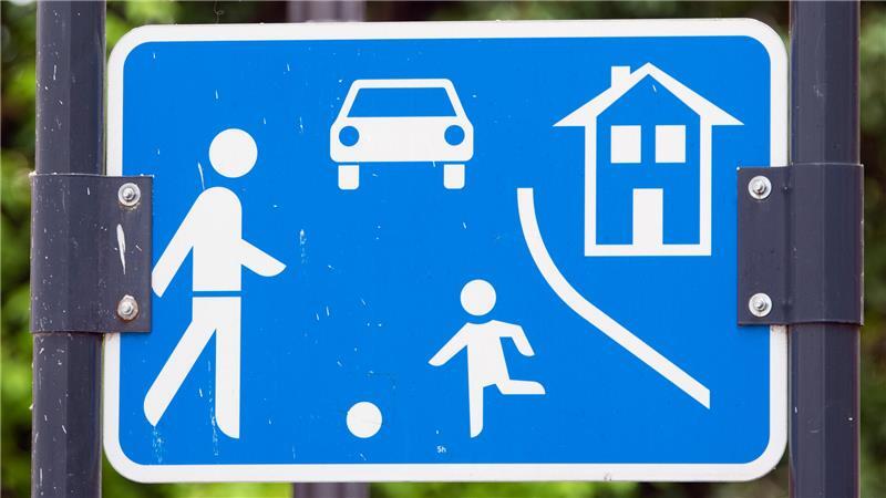 Viele Verkehrsteilnehmer glauben, dass dieses Schild eine Spielstraße anzeigt. Das ist jedoch falsch. Es weist auf einen verkehrsberuhigten Bereich hin.