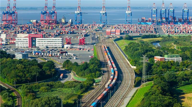 Wie nachhaltig sind Häfen, Logistik und Schifffahrt? Viele Waren, die per Schiff ankommen, werden mit Zügen weitertransportiert. (Archivbild)