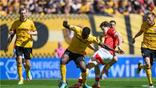 Viele Zweikämpfe bestimmten das Spiel Dresden gegen Kaiserslautern.