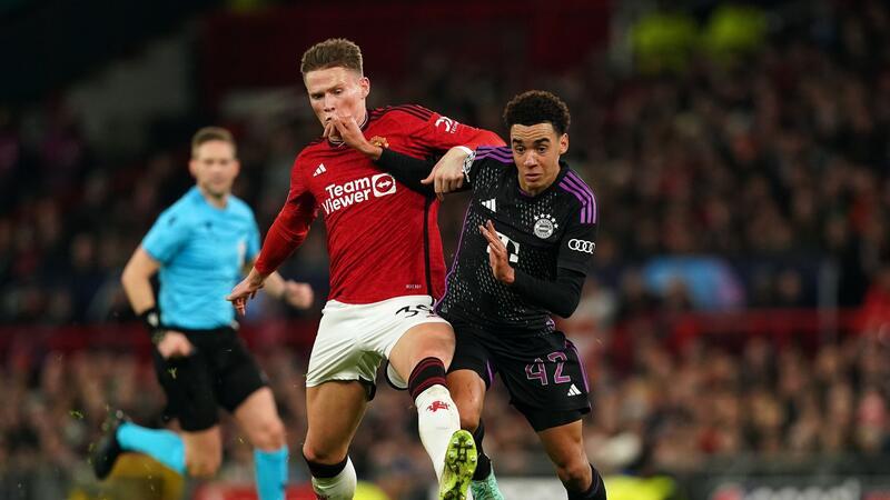 Starke Bayern-Reaktion mit Coman-Tor: „Top aufgetreten“ Viele Zweikämpfe prägten das Spiel, hier Bayerns Jamal Musiala (r) und Scott McTominay von Manchester United.