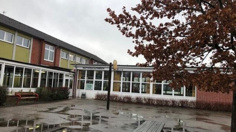 Viele besorgte Eltern machten sich auf den Weg zur Schule, um ihre Kinder abzuholen. Foto: Kramp