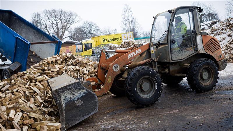 Viele bestellen Brennholz nach.