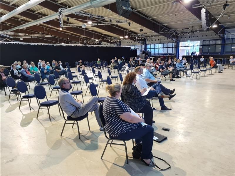 Viele der 170 Stühle in der Eissporthalle bleiben leer. Aber viele Teilnehmer melden sich in der dreistündigen Veranstaltung zu Wort. Fotos: Beneke