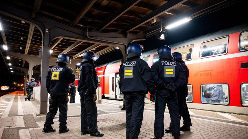Polizei stoppt Regionalzug und durchsucht hunderte HSV-Fans Viele der Fans mussten stundenlang in dem Zug ausharren, bis sie kontrolliert wurden.