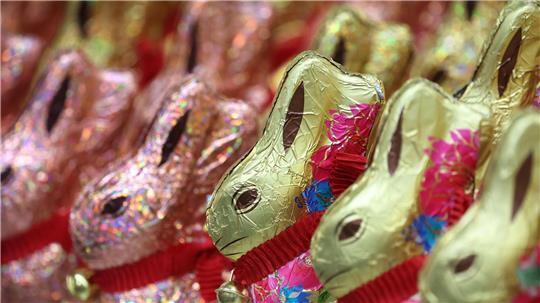 Viele der in Deutschland produzierten Schoko-Osterhasen werden im Supermarkt verkauft, ein großer Teil wird jedoch auch ins Ausland exportiert.