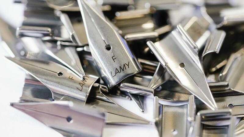Japaner übernehmen deutsches Traditionsunternehmen – Jeder kennt es Viele dürften mit Lamy ihren ersten Füllfederhalter während der Schulzeit verbinden.