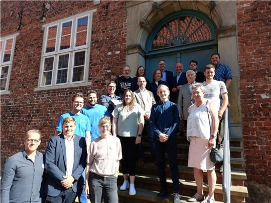 Viele fröhliche Gesichter gab es nach der Spendenübergabe bei Vertretern der Kreissparkasse, der Stadtverwaltung des Rates und den mit den Spenden bedachten Projektbetreuern. Foto: Bisping