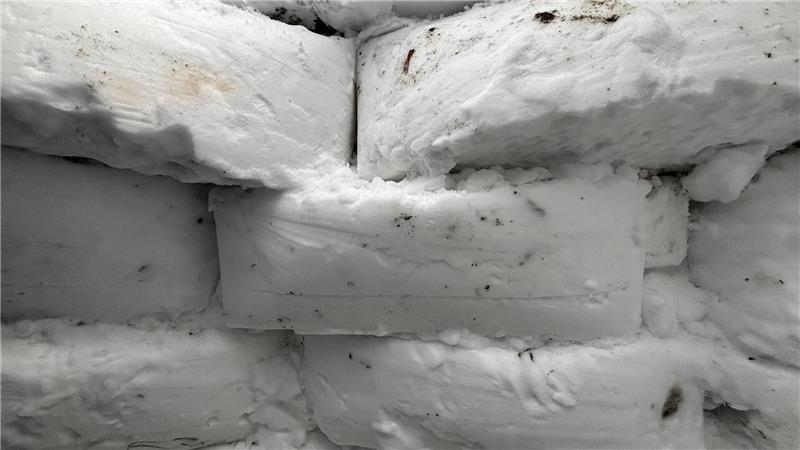 Viele große Schneesteine haben die Kinder in den vergangenen Tagen in ihrem Iglu verbaut.