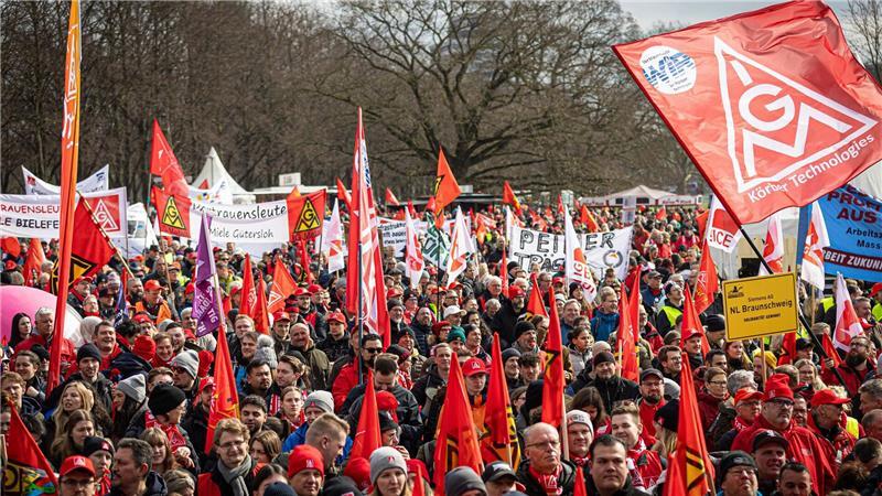 Tausende demonstrieren für mehr Investitionen in Industrie Viele haben sich zum IG-Metall-Aktionstag versammelt - wie hier in Hannover.
