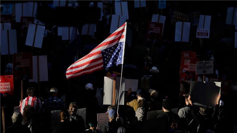 Militäreinsatz wie im Krieg? Trump provoziert Chicago Viele in Chicago protestieren gegen Trump.