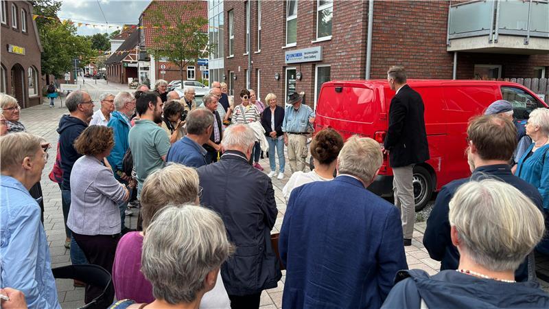 Stolpersteine in Horneburg: Was mit Gita, Marie und Heinrich geschah Viele interessierte Menschen kamen zur Verlegung der Stolpersteine in Horneburg.
