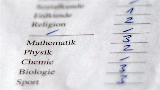 Viele junge Menschen haben an einer Oberschule in Vechta falsche Abschlüsse erhalten. (Illustration)