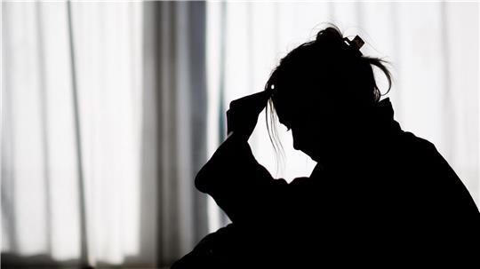 Viele junge Menschen nutzen KI-Chatbots, um über seelische Probleme zu sprechen – Experten warnen vor Risiken. (Symbolbild) 