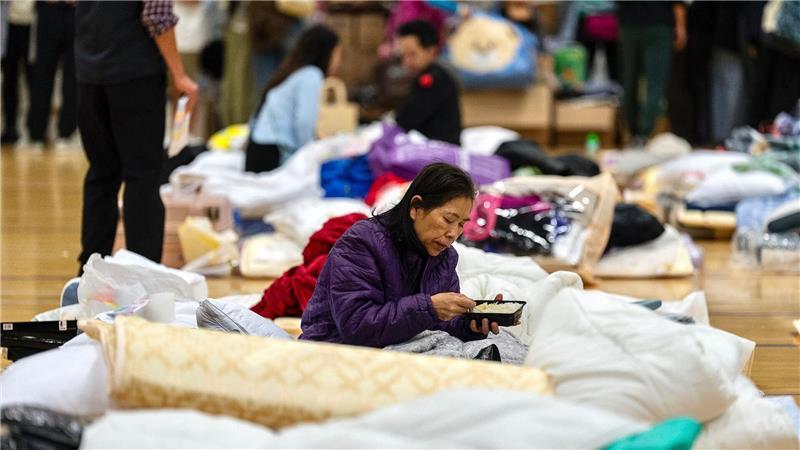 Ermittlungen nach Inferno in Hongkong - Opferzahl gestiegen Viele mussten in Notunterkünften Schutz suchen.