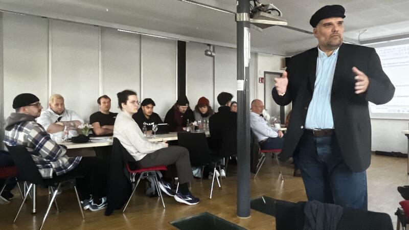 Überraschung: Benjamin Koch-Böhnke beendet seine politische Karriere Viele neue Gesichter beim Kreisparteitag der Linken im Kulturforum in Buxtehude: Kreisvorsitzender Benjamin Koch-Böhnke begrüßt die neuen und alten Mitglieder.