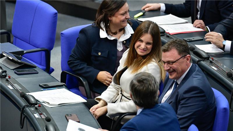 Viele neue Gesichter für Vanessa Zobel (Mitte). Mit 38 Jahren ist sie jünger als viele ihrer Kollegen. Der Altersdurchschnitt beträgt 47,1 Jahre.