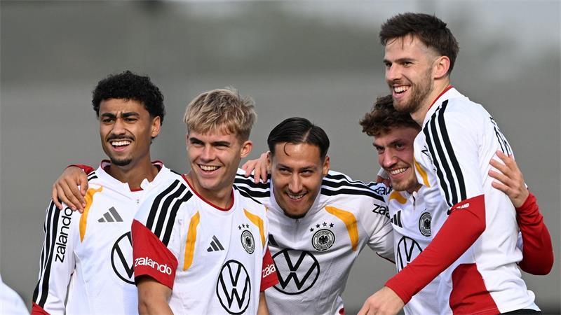 Klopps Adrenalin-Kick gegen Oranje als „Lektion eins“ Viele neue Gesichter um Hennes Behrens, Younes Ebnoutalib und Phillip Treu.