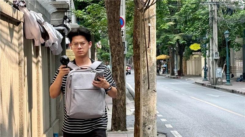 Viele nutzen Handventilatoren, um sich die Hitze auszuhalten.