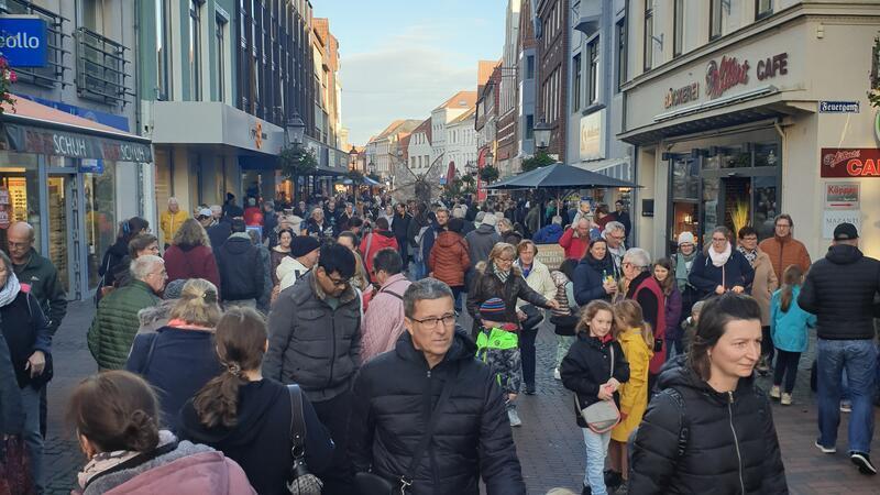 Womit kleinere Städte beim Shoppen tatsächlich noch punkten Viele nutzen verkaufsoffene Sonntage zum Einkaufen und Bummeln.