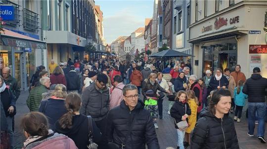Viele nutzen verkaufsoffene Sonntage zum Einkaufen und Bummeln.