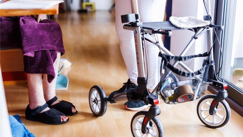 Aus für Pflegedienst in Tarmstedt: Bürgermeister schickt Brandbrief an Lauterbach Viele pflegebedürftige Menschen möchten so lange wie möglich zu Hause bleiben. Sie werden betreut von Angehörigen und ambulanten Pflegediensten, ohne die es nicht ginge. In Tarmstedt stellt die Diakonie Sozialstation ihren ambulanten Pflegedienst ein.