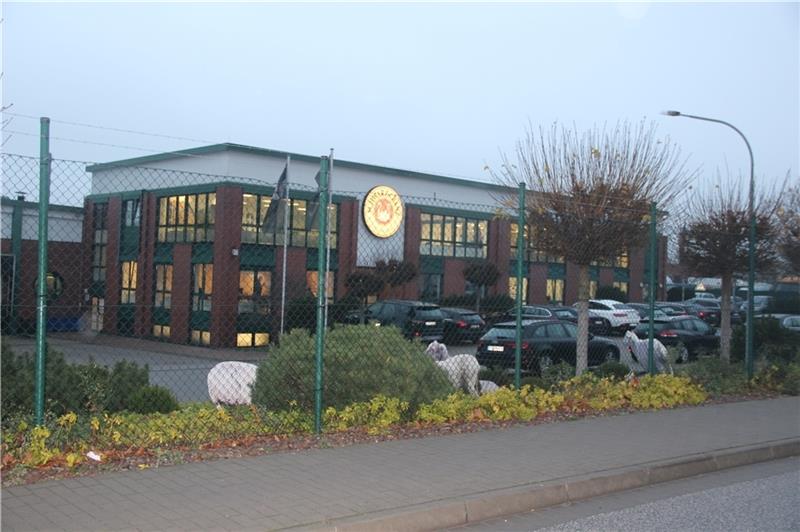 Viele schwarze Wagen standen am Donnerstagnachmittag auf dem Firmengelände von Schwarz Cranz im Neu Wulmstorfer Gewerbegebiet: Insolvenzverwalter Friedrich von Kaltenborn-Stachau war in den Betrieb gekommen, um der Belegschaft das Aus zu ve