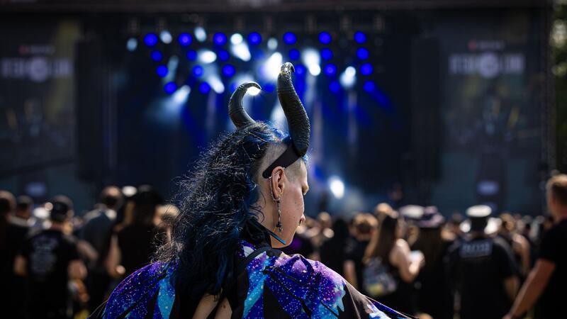 Zehntausende Gothic-Fans feiern beim M’era Luna-Festival Viele tragen aufwendige Kostüme.
