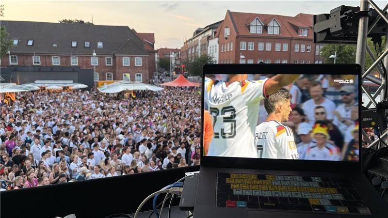 Altstadtfest Stade: So ging’s am Samstagabend in die heiße Phase Viele verfolgen am Samstagabend ab 22 Uhr das Fußballspiel Deutschland gegen Elfenbeinküste und feiern den 2:1-Sieg.