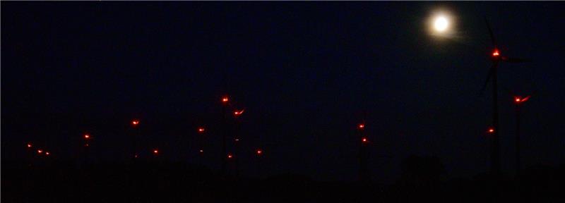 Vielen Bürgern sind sie ein Dorn im Auge: An den Windkraftanlagen blinken rote Warnlichter in der Dunkelheit. Mit Radarsystemen können die Leuchtzeiten verringert werden. Fotos Beneke