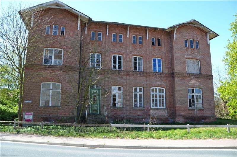 Vielen Nordkehdingern ein Dorn im Auge: Dohrmann’s Hotel in Hamelwörden steht seit den 90er Jahren leer und verfällt. Foto: Helfferich