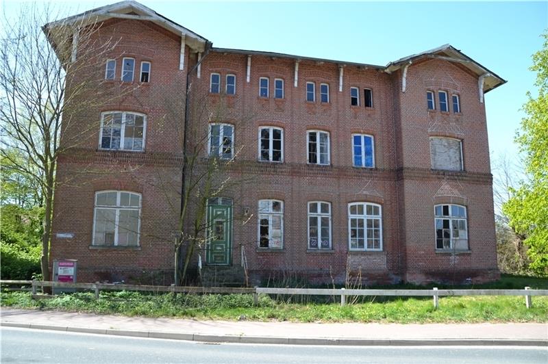 Nordkehdingen ist Teil des Leitprojekts „Wohnen“ der Metropolregion Hamburg Vielen Nordkehdingern ein Dorn im Auge: Dohrmann’s Hotel in Hamelwörden steht seit den 90er Jahren leer und verfällt. Foto: Helfferich