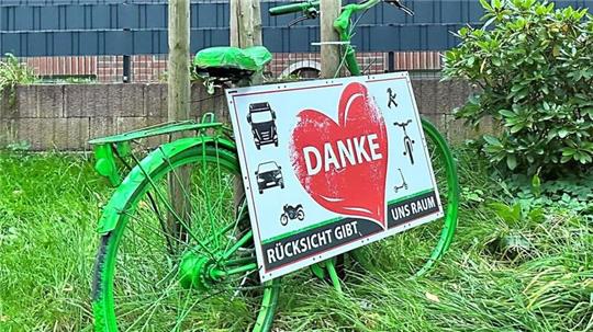 Vielerorten im Kreis werden umgestaltete Fahrräder an stark frequentierten Strecken postiert, wie hier in Stade.