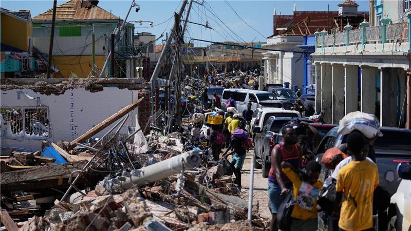 Vielerorts blockieren Trümmer die Straßen.