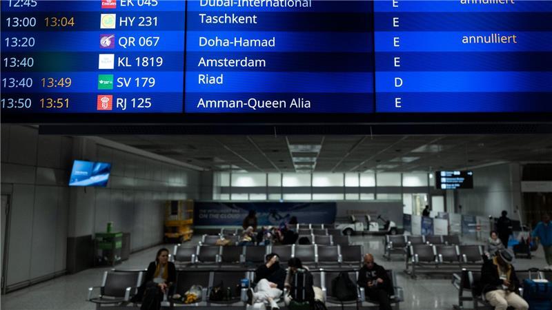 Vielerorts fallen zahlreiche Flüge aus, weil große Drehkreuze in der Golfregion nicht angeflogen werden können – so auch hier in Frankfurt.