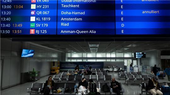 Vielerorts fallen zahlreiche Flüge aus, weil große Drehkreuze in der Golfregion nicht angeflogen werden können – so auch hier in Frankfurt.