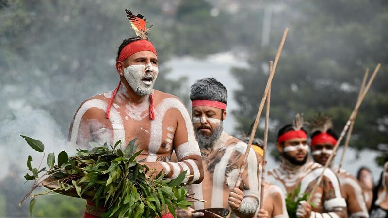 Vielerorts feiern Indigene ihre Kultur mit Tänzen und Gesängen.