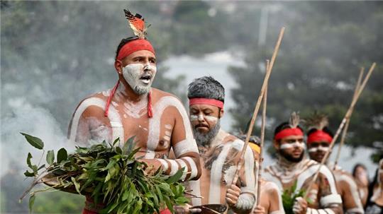 Vielerorts feiern Indigene ihre Kultur mit Tänzen und Gesängen.