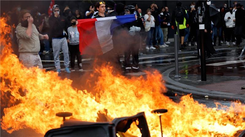Vielerorts gab es Feuer auf öffentlichen Straßen.