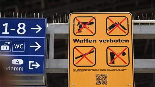 Vielerorts gelten bereits Waffenverbote – wie hier am Hauptbahnhof Hamburg. (Archivbild)