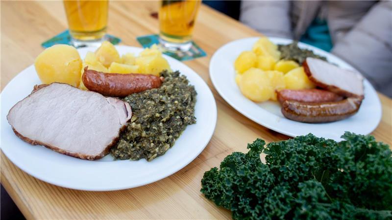 Vielerorts hat sich ein Grünkohlessen nach der Biike etabliert. (Archivbild)