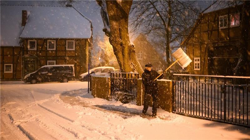 Vielerorts in Niedersachsen ist derzeit Schneeschieben angesagt.