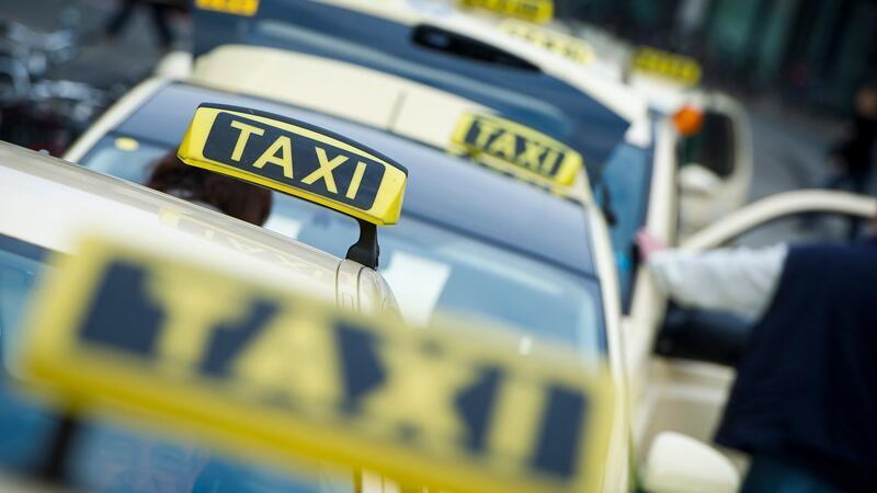 Vielerorts müssen Taxifahrer tiefer in die Tasche greifen. (Symbolbild)