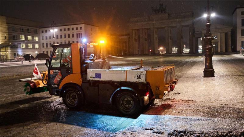 Vielerorts sind Streufahrzeuge im Einsatz.