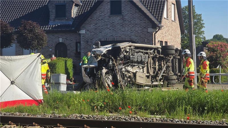„Ein rabenschwarzer Tag“: Zug prallt in Belgien in Schulbus Vieles zu dem Unfall ist noch unklar.