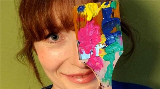 Vielfältige Farben spielen die Hauptrolle in der neuen Ausstellung von Lilli Wege.