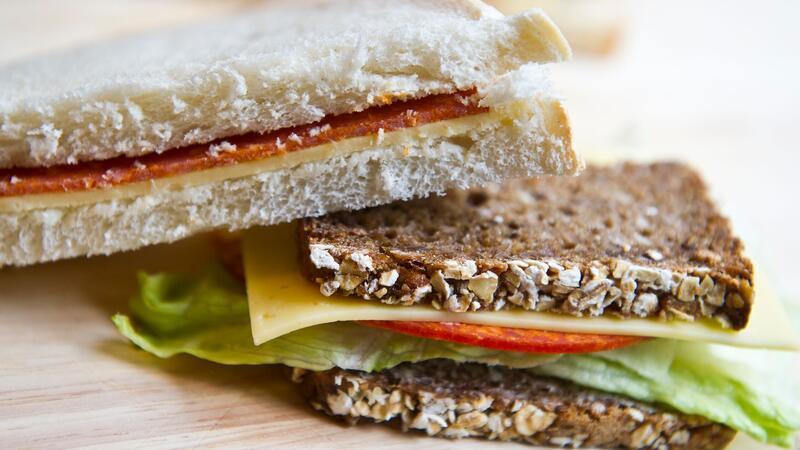 Essen gehen immer teurer: Deutschland isst Stulle Vielfalt bei belegtem Brot: zwischen Vollkornbrot mit Käse und Salat und Toast mit Wurst und Käse. (Symbolbild)