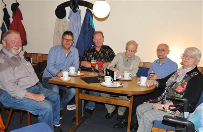 Vielleicht Deutschlands an Lebensjahren ältester Stammtisch: Lars Strüning (Zweiter von links) neben Wolfgang Hoffmann (70), Nesthäkchen Jürgen Malonke (58), Klaus Wigand (76) sowie Erich (85) und Anneliese (84) Struwe. Es fehlen noch Wolfgang Müller-Späth (81) und Dietrich Schnakenberg (80).  Foto: Wisser
