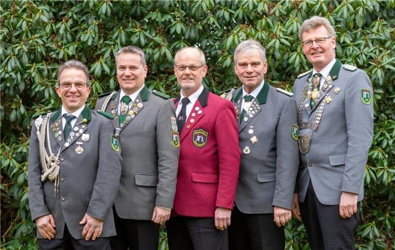 Vier Adjutanten und der König (von links): Burkhard Blunck, Kai Schulz, Hans-Hermann Cordes, Hans-Werner Rolf und Christian Köpke, Schützenkönig und 1. Vorsitzender. Foto: Verein